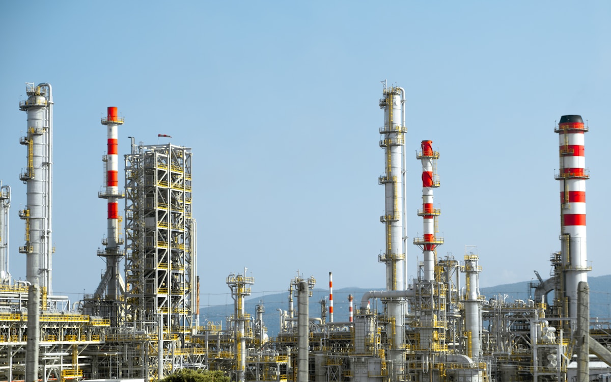 Refinery process plant with extensive pipework