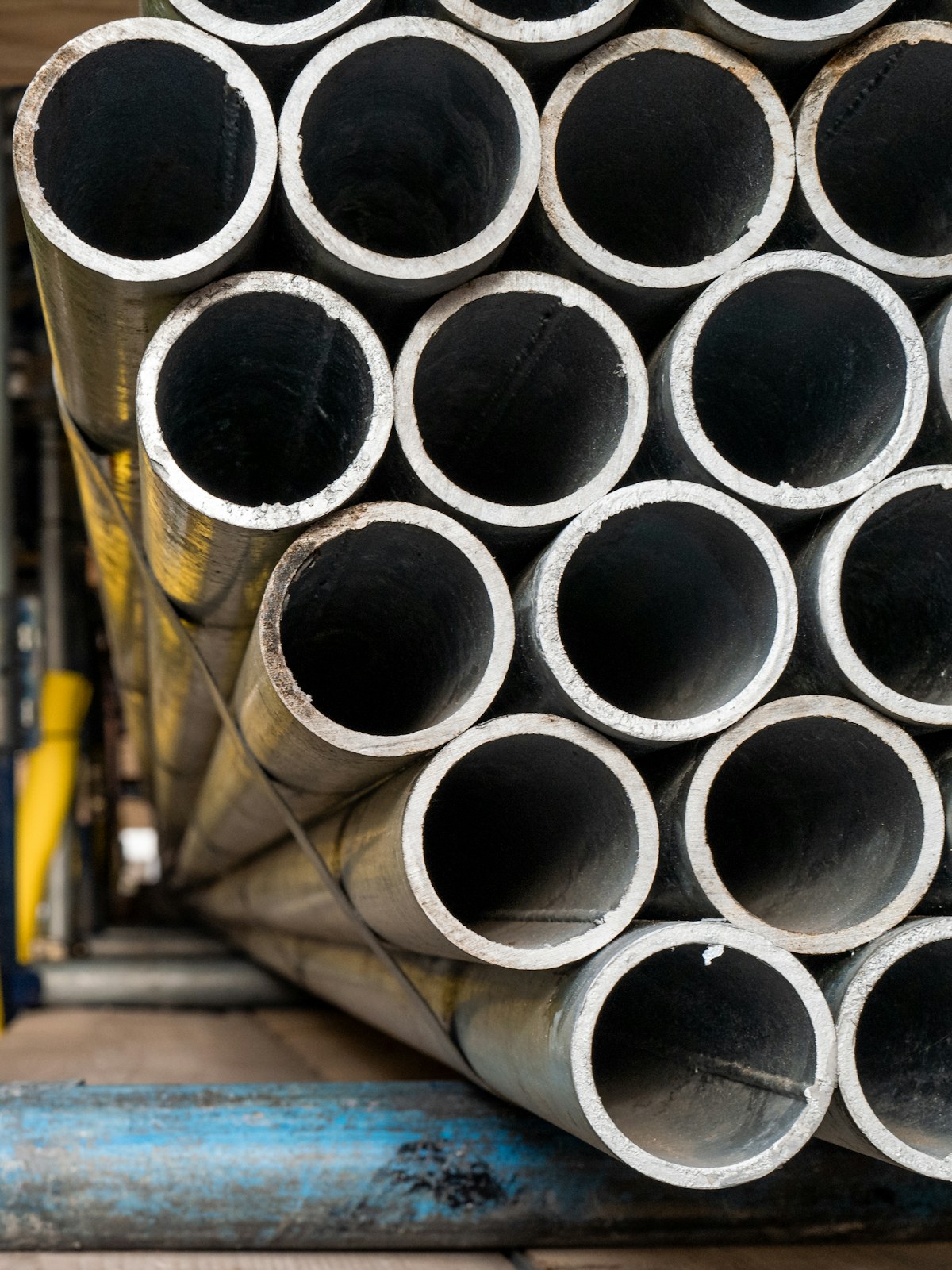 Seamless pipe array on a manufacturing floor